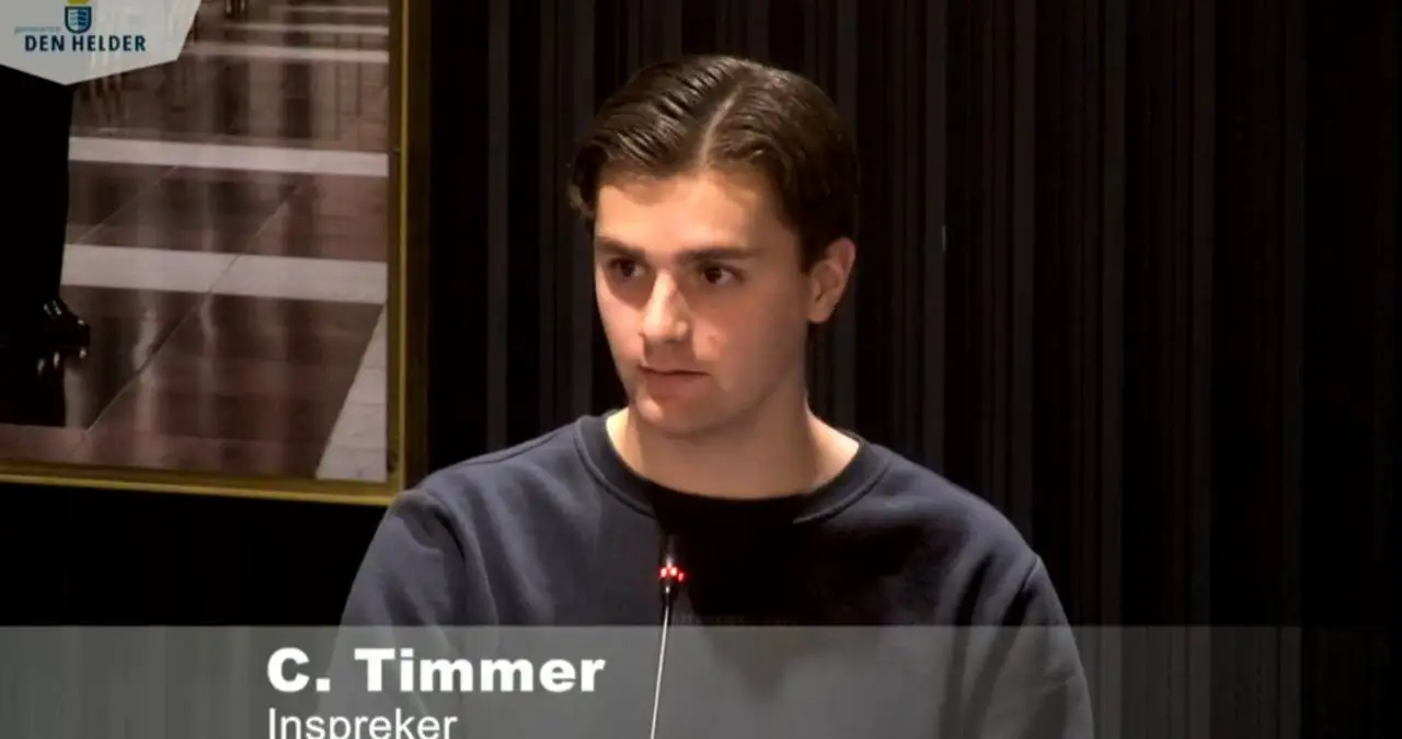 Videostill van Cameron Timmer, voorzitter van de JAR, tijdens het inspreken bij de gemeenteraad van Den Helder.