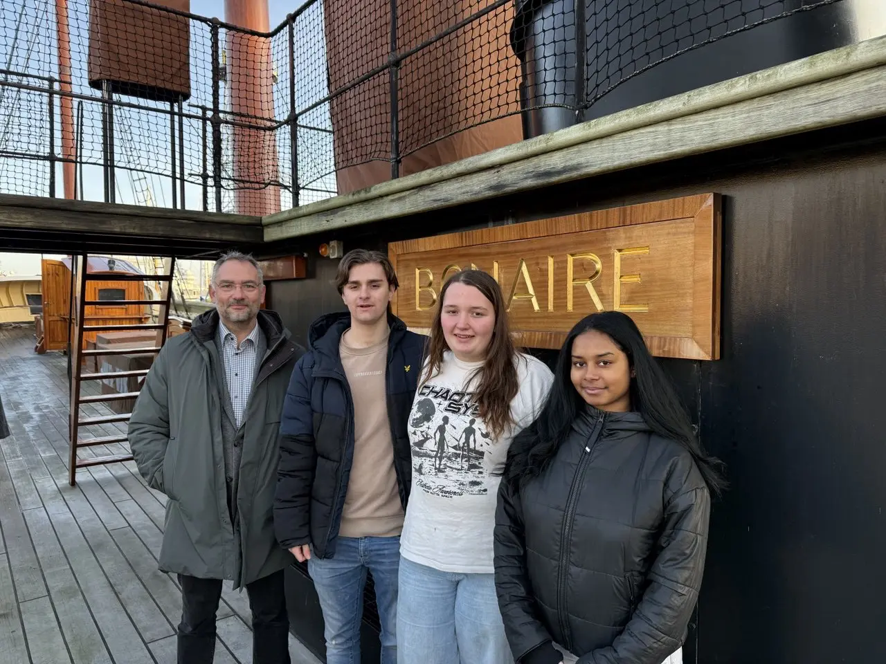 Groepsfoto op het dek van schip Bonaire.