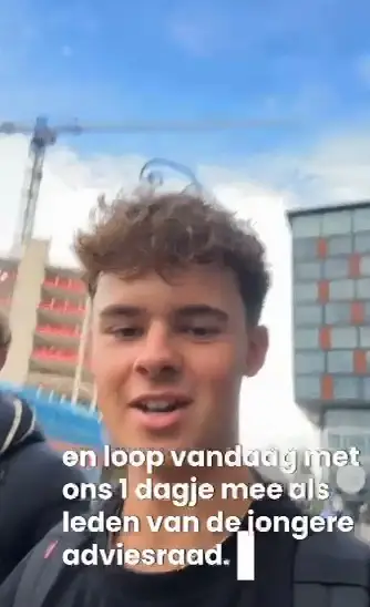 Fabio namens de JAR vertelt voor de camera over een dag op pad met de jongerenadviesraad, met de binnenstad van Utrecht op de achtergrond.