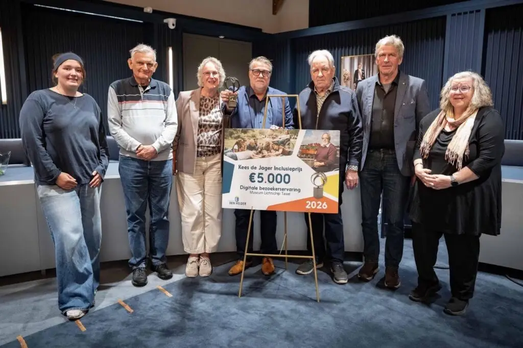 Een JAR-lid bij de uitreiking van de Kees de Jager Inclusieprijs, samen met vertegenwoordigers van Museum Lichtschip Texel en de gemeente Den Helder.